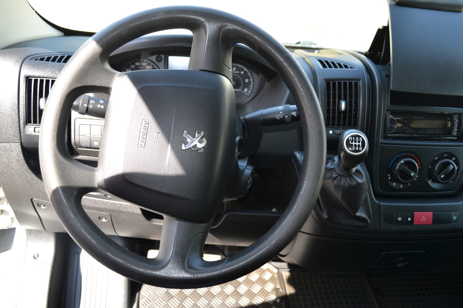 Peugeot Boxer mozgóboltos autó 22