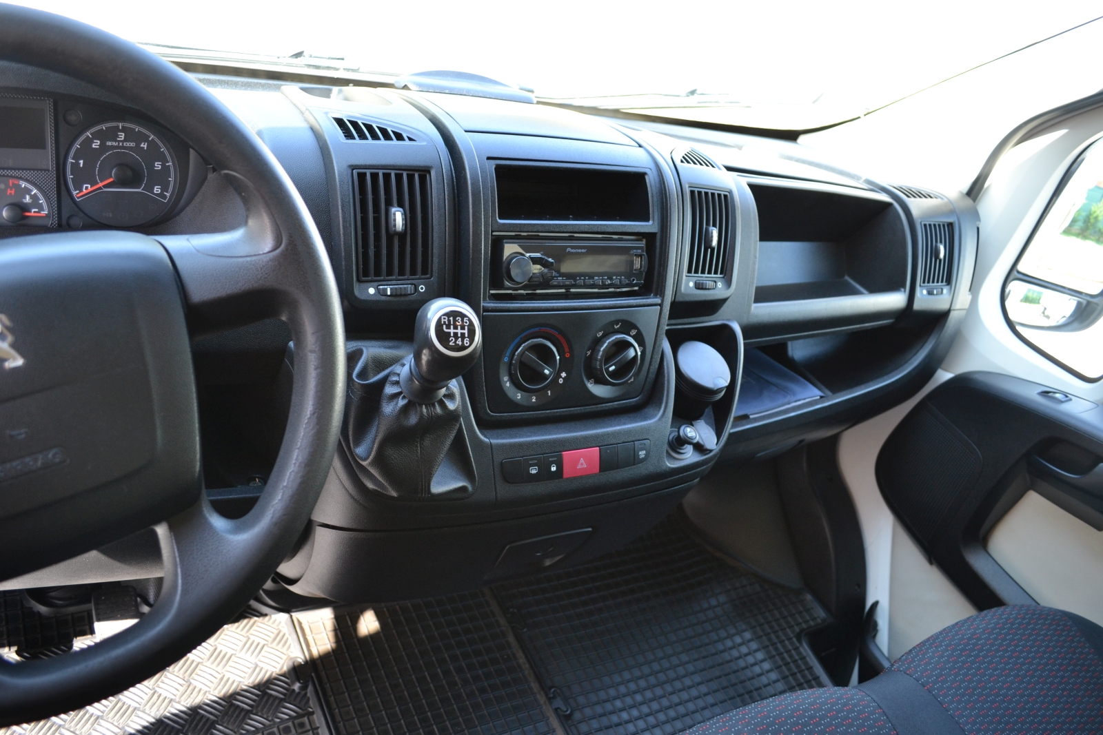 Peugeot Boxer mozgóboltos autó 18