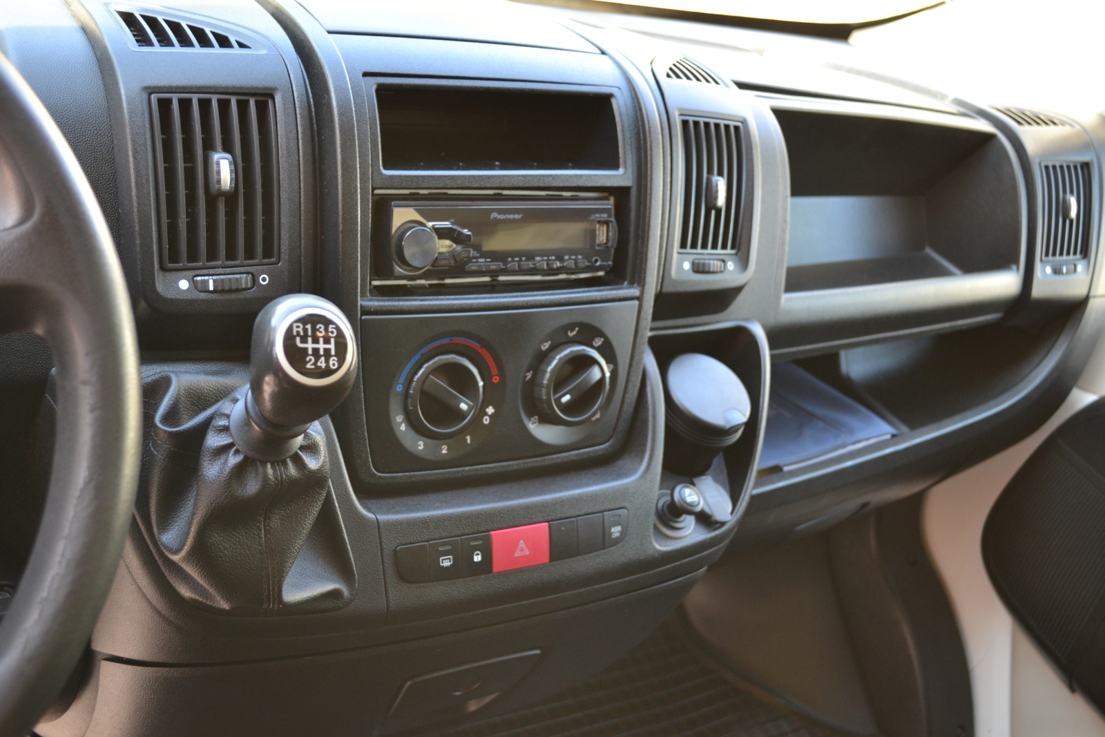 Peugeot Boxer mozgóboltos autó 19