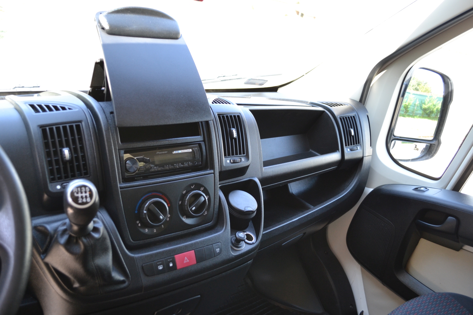 Peugeot Boxer mozgóboltos autó 23