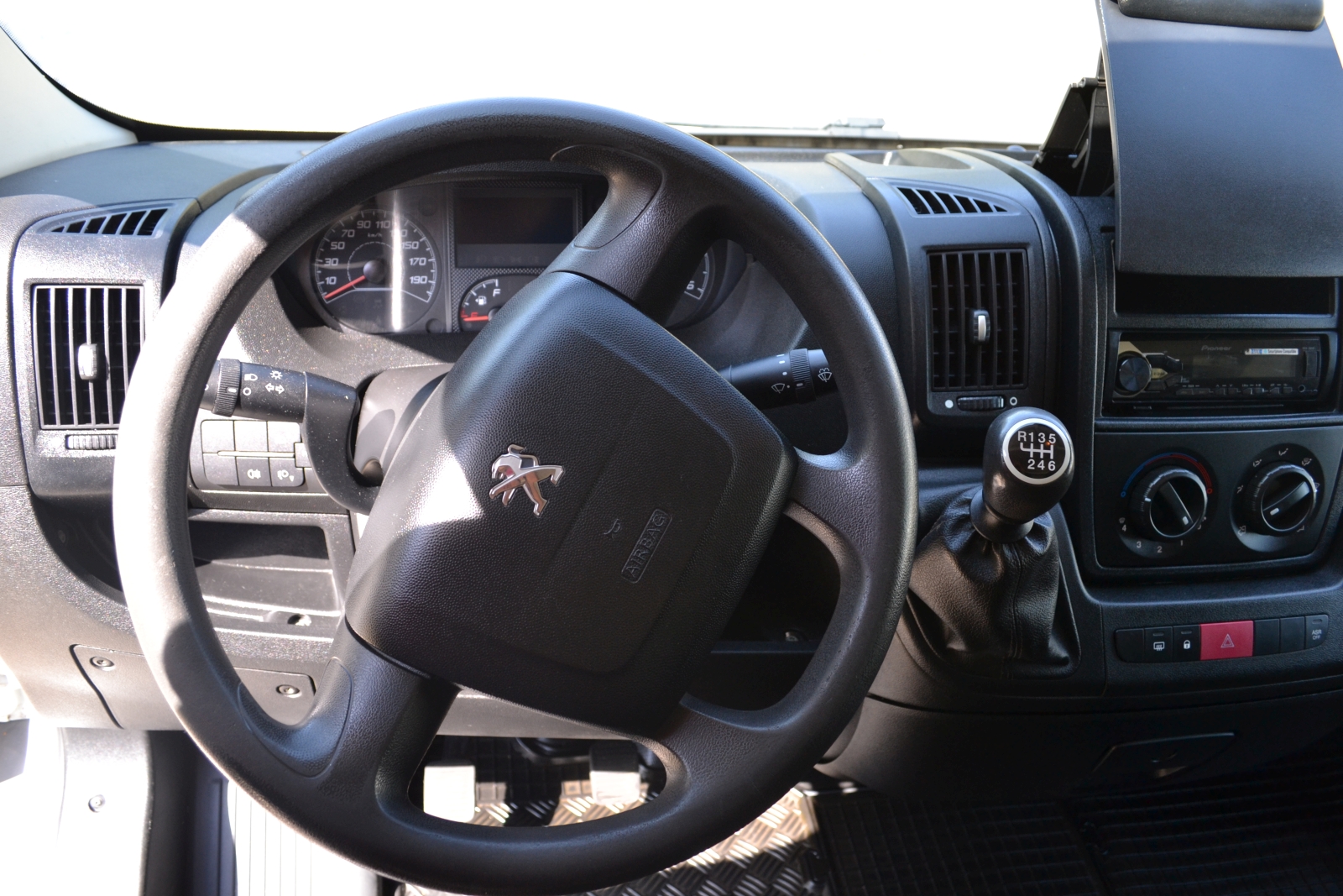 Peugeot Boxer mozgóboltos autó 24