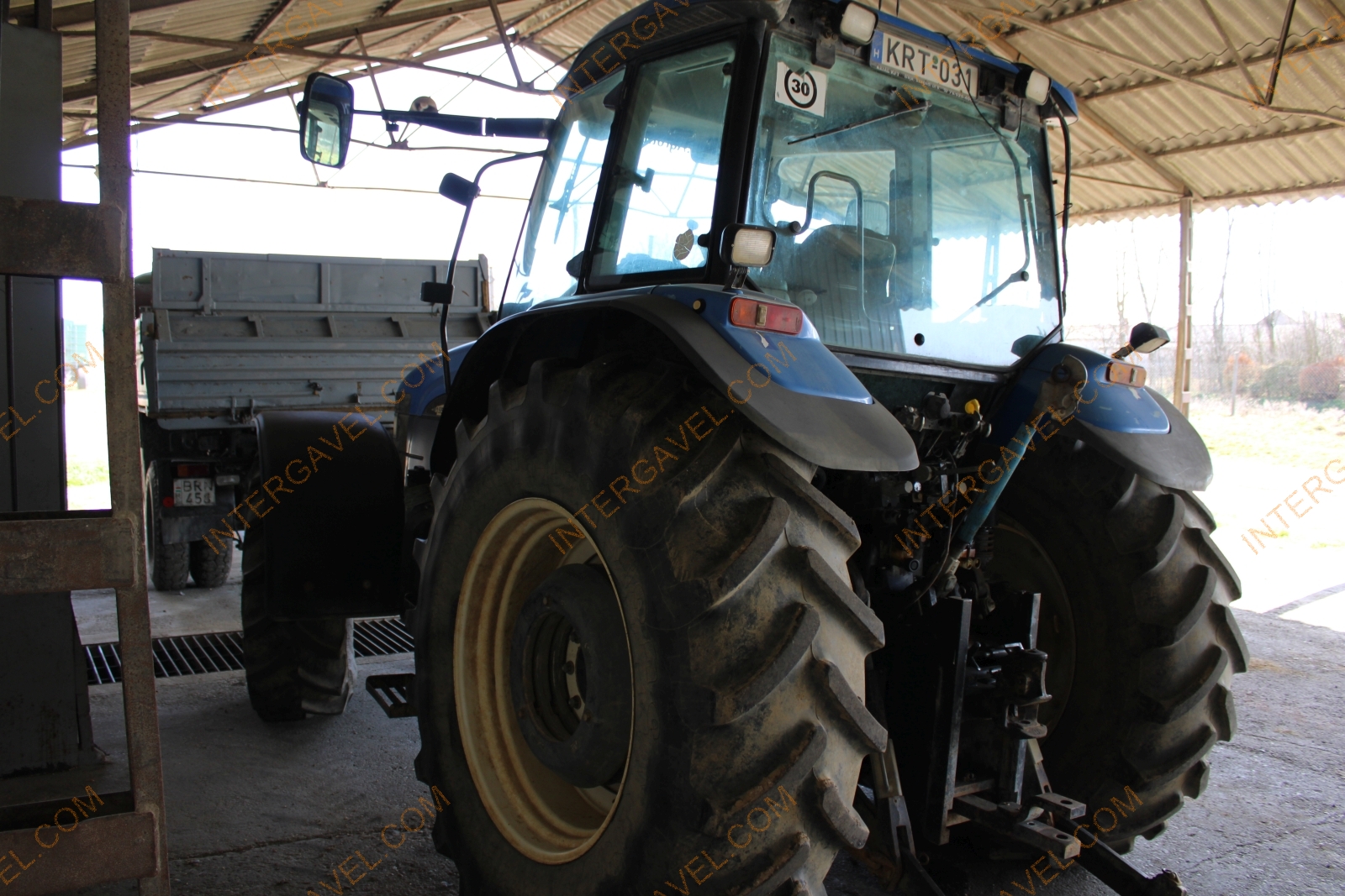 Traktor-New Holland 4