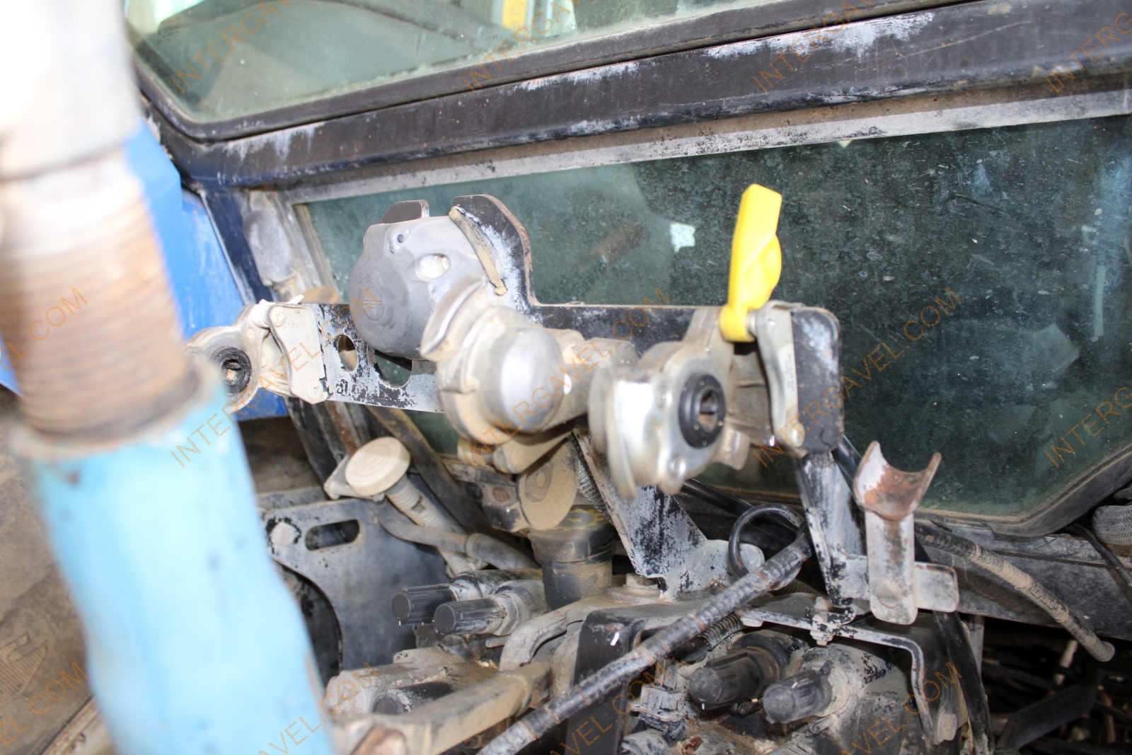 Traktor-New Holland 16