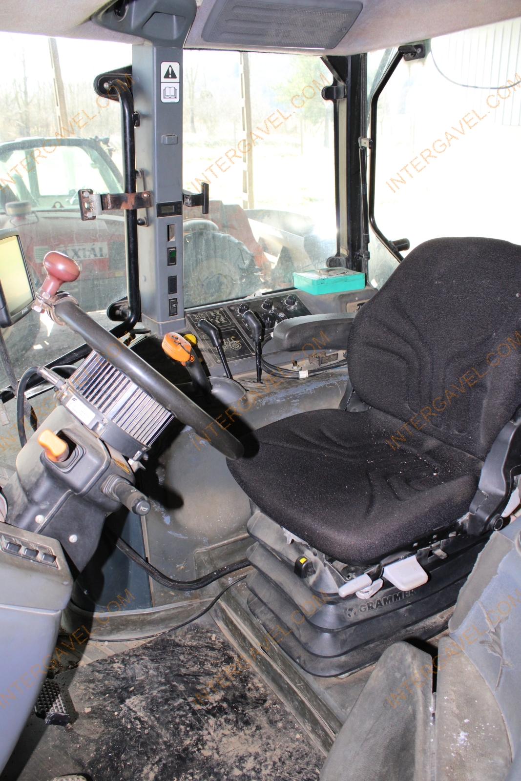 Traktor-New Holland 25