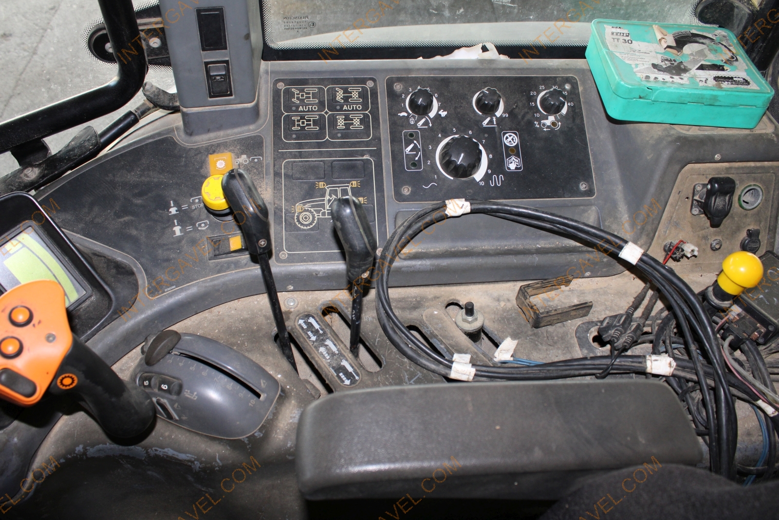 Traktor-New Holland 26