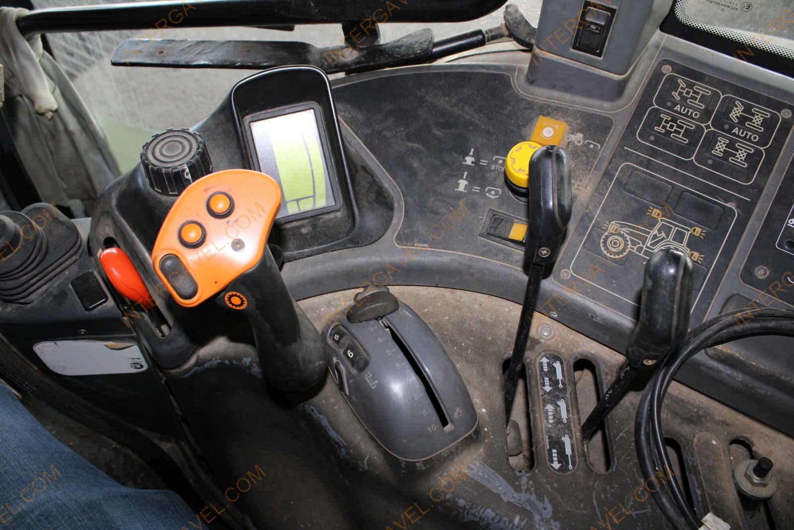 Traktor-New Holland 29