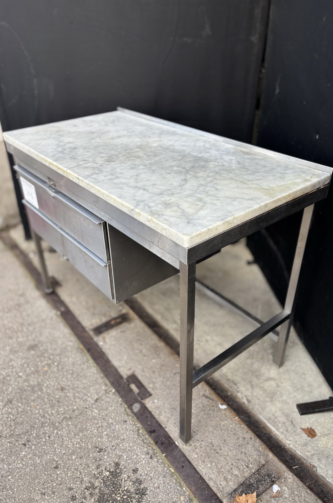 Márvány asztal fiókokkal 2