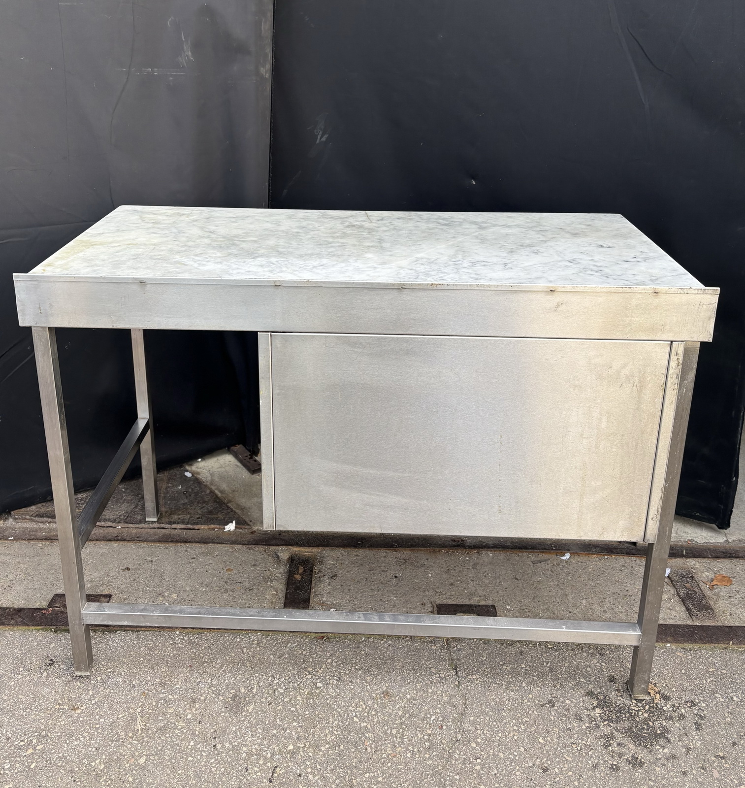 Márvány asztal fiókokkal 3