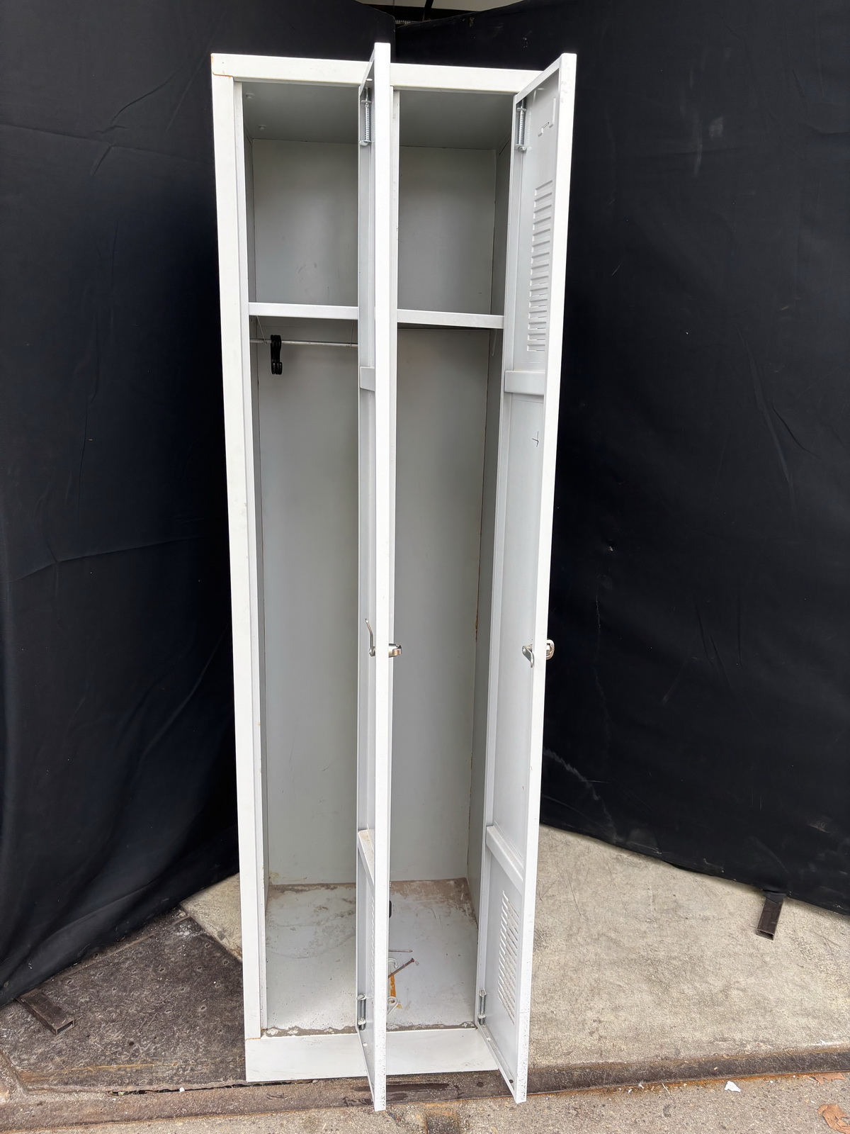 Öltözőszekrény 3