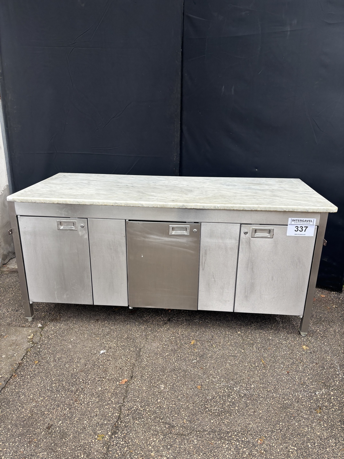 Márvány pult ajtókkal és regálozva ( 600x400 )