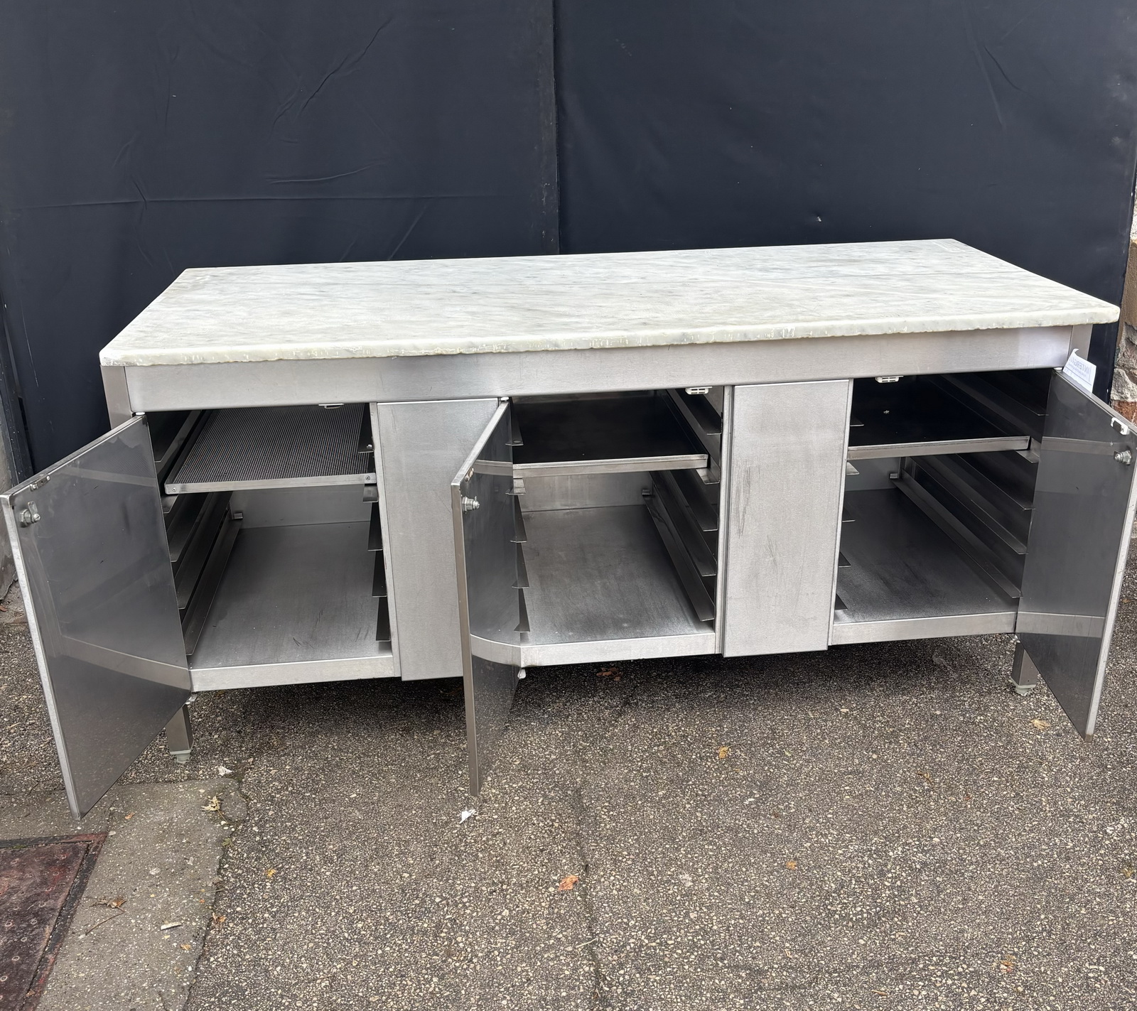 Márvány pult ajtókkal és regálozva ( 600x400 ) 3