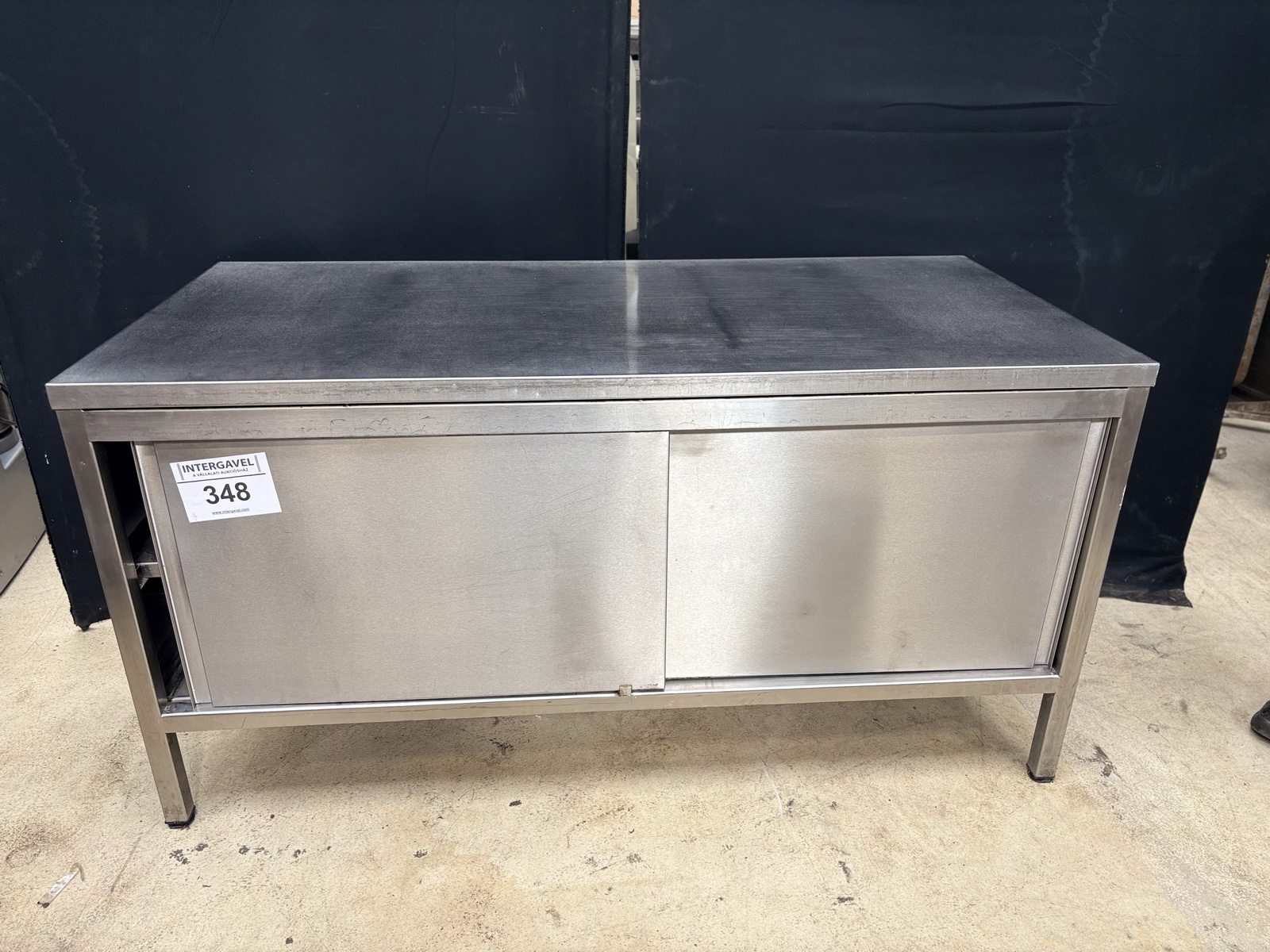 Rozsdamentes pult tolóajtókkal