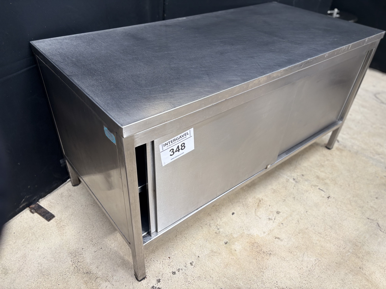 Rozsdamentes pult tolóajtókkal 3