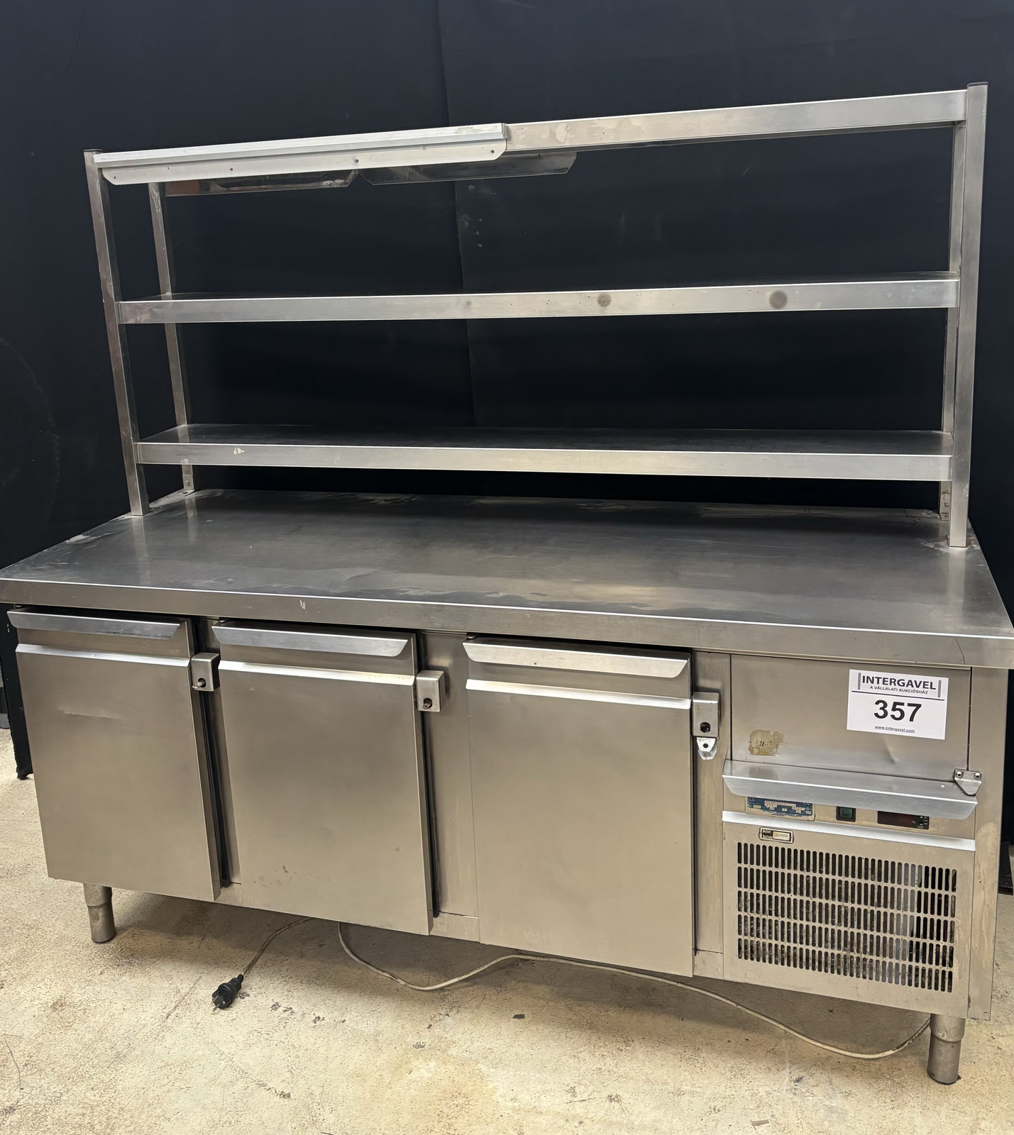 Hűtött munkaasztal átadóval