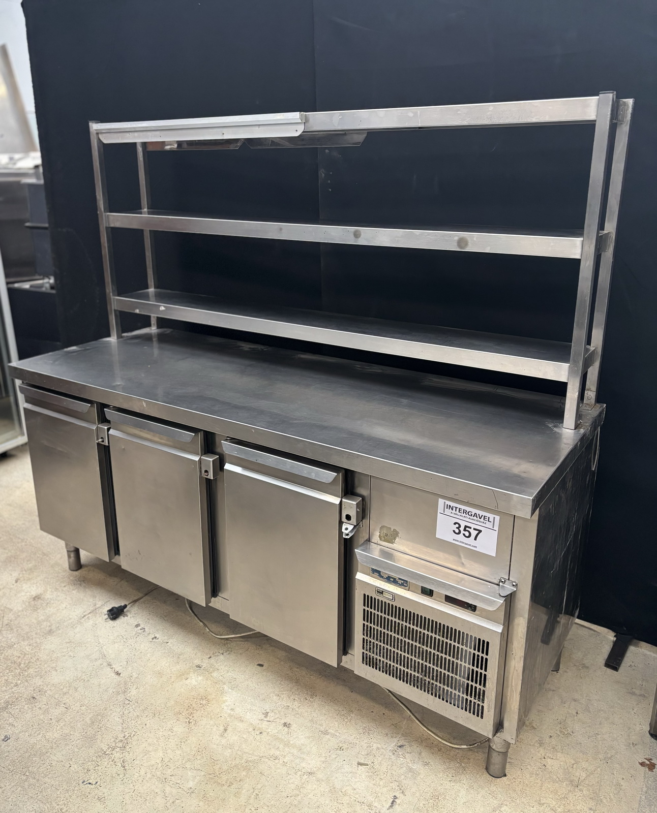 Hűtött munkaasztal átadóval 2