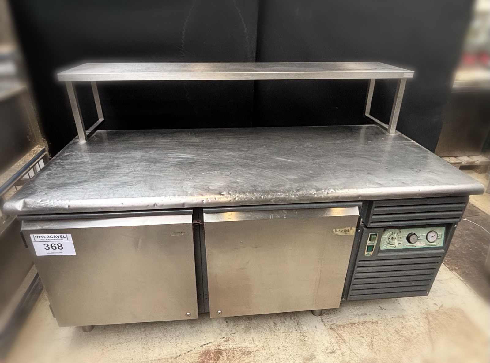 Hűtött munkaasztal átadóval