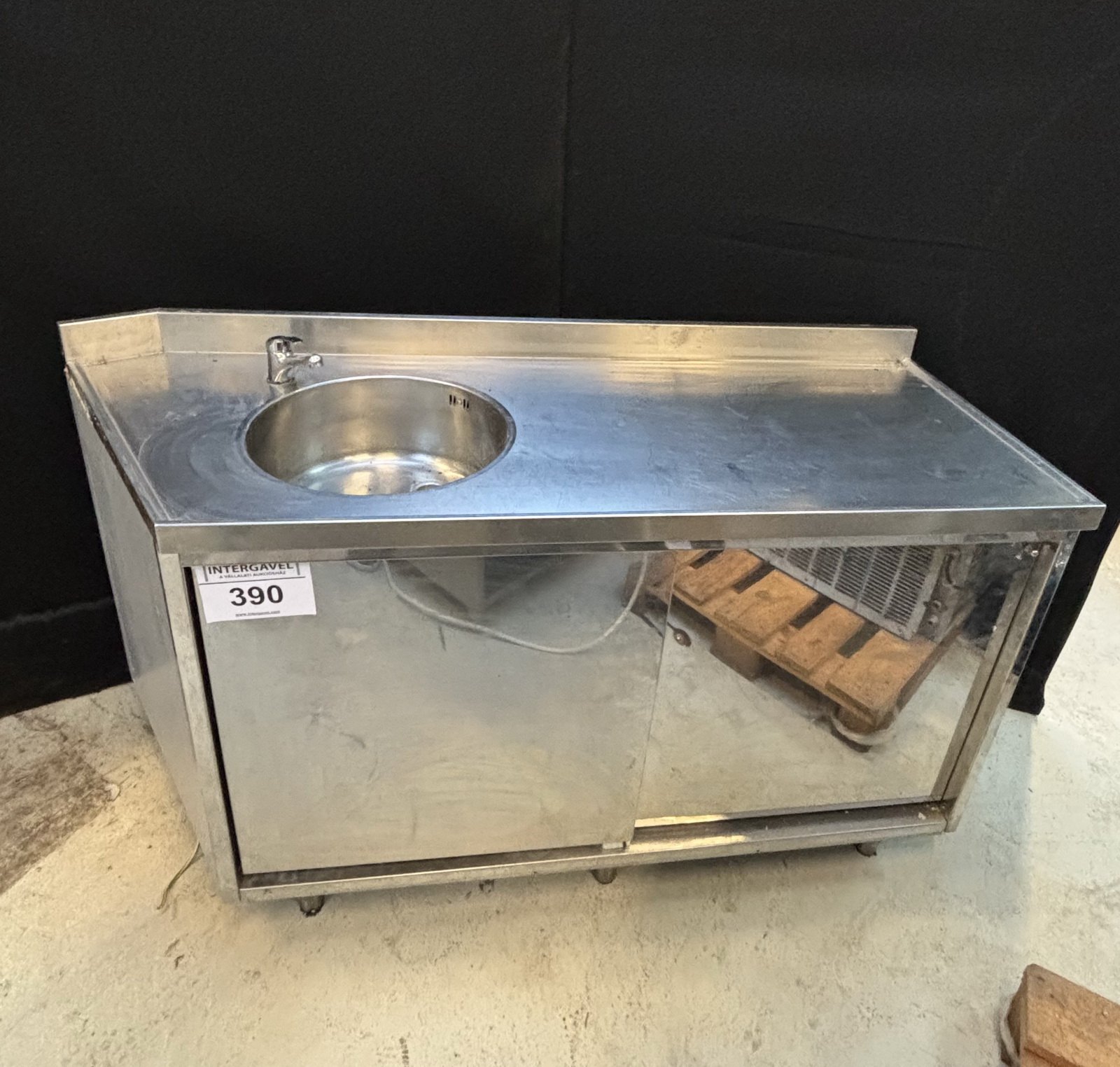 Rozsdamentes pult mosogatókagylóval