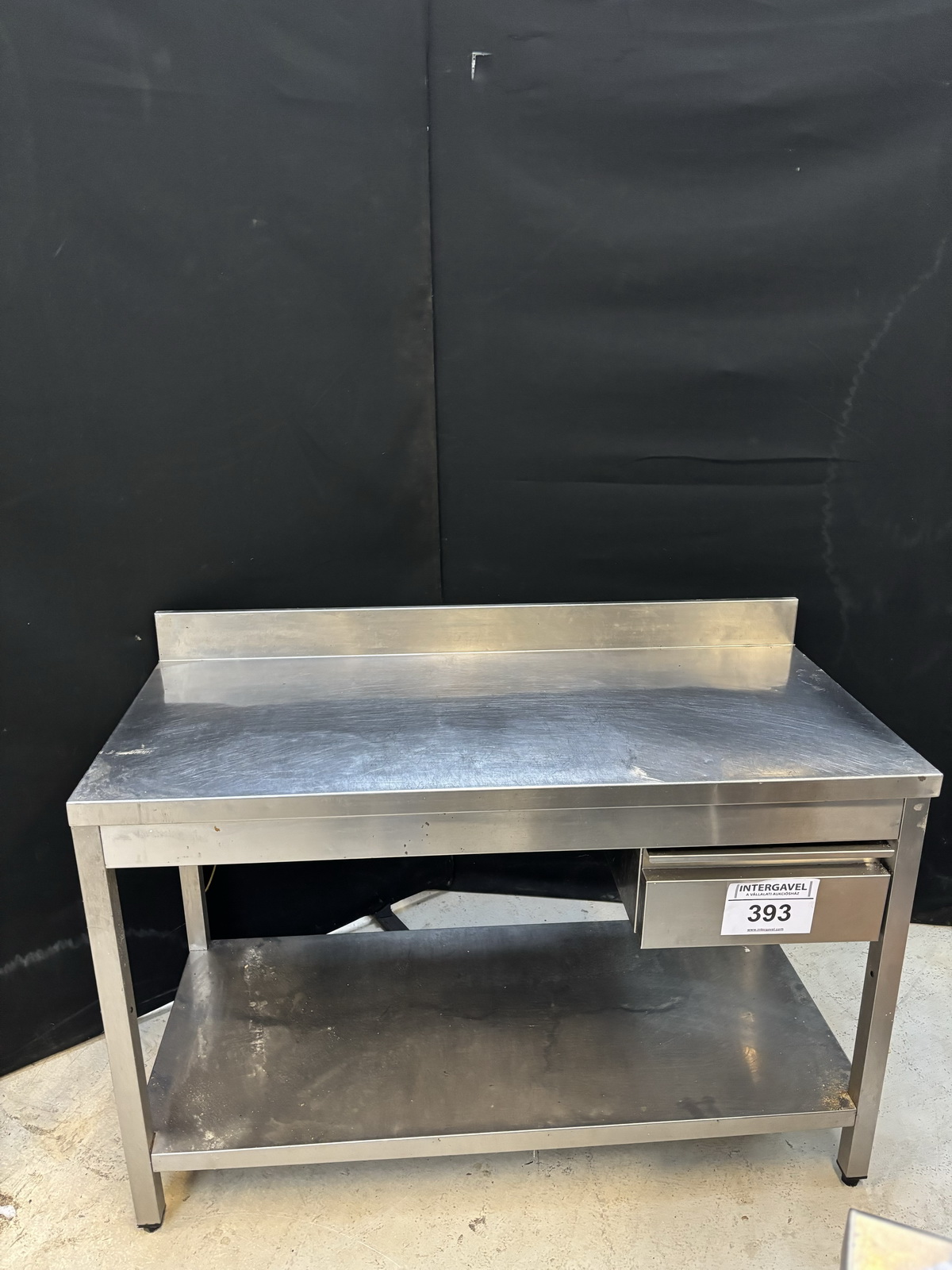 Rozsdamentes asztal fiókkal