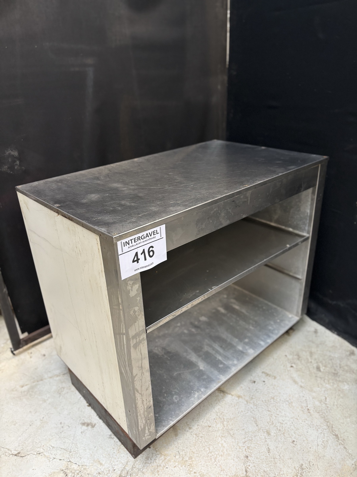 Fém asztal polcokkal 2