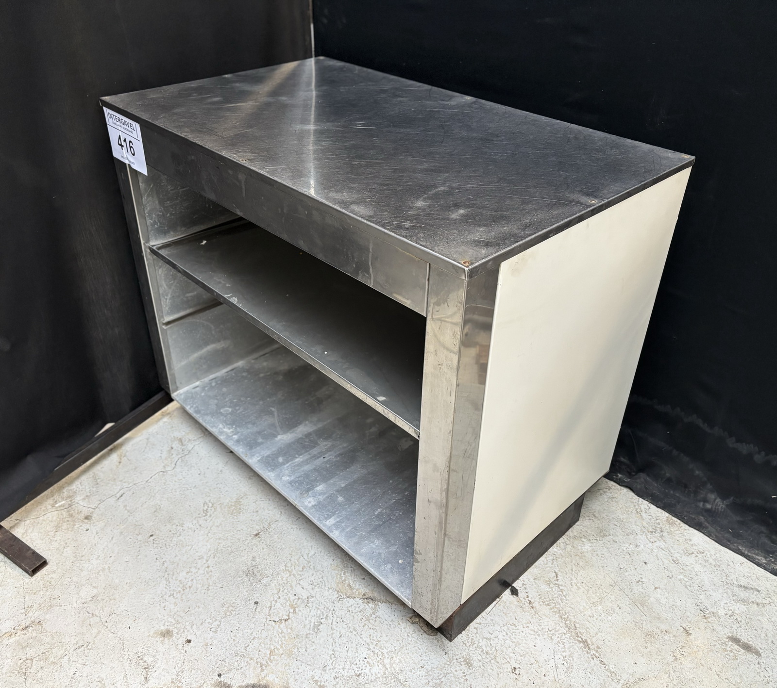 Fém asztal polcokkal 3