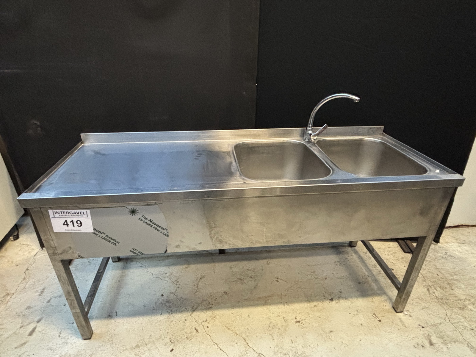 Kétmedencés mosogató csepegtetővel