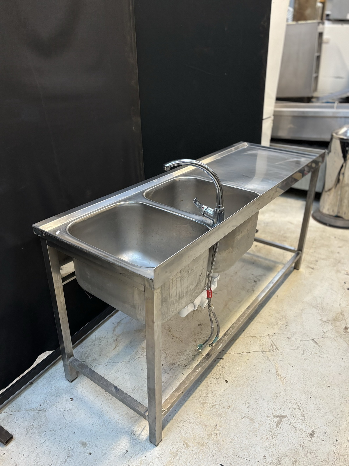 Kétmedencés mosogató csepegtetővel 3