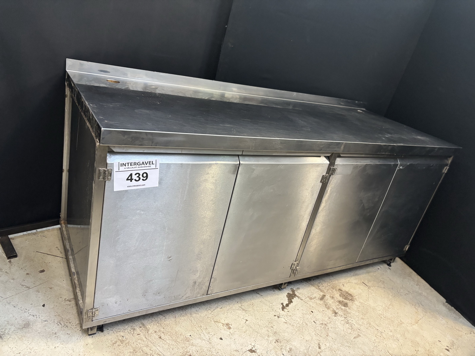 Rozsdamentes pult ajtókkal 2