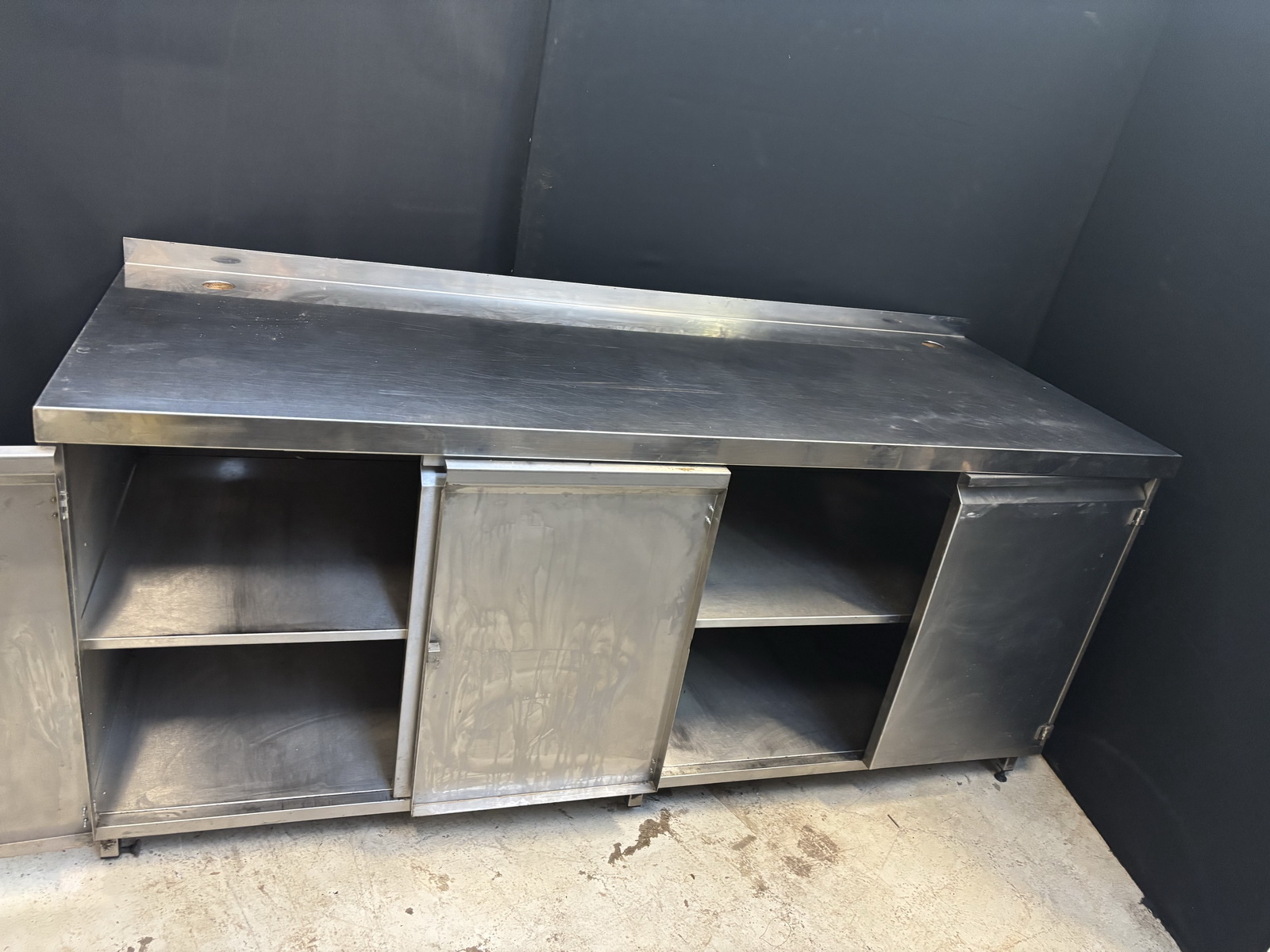 Rozsdamentes pult ajtókkal 3