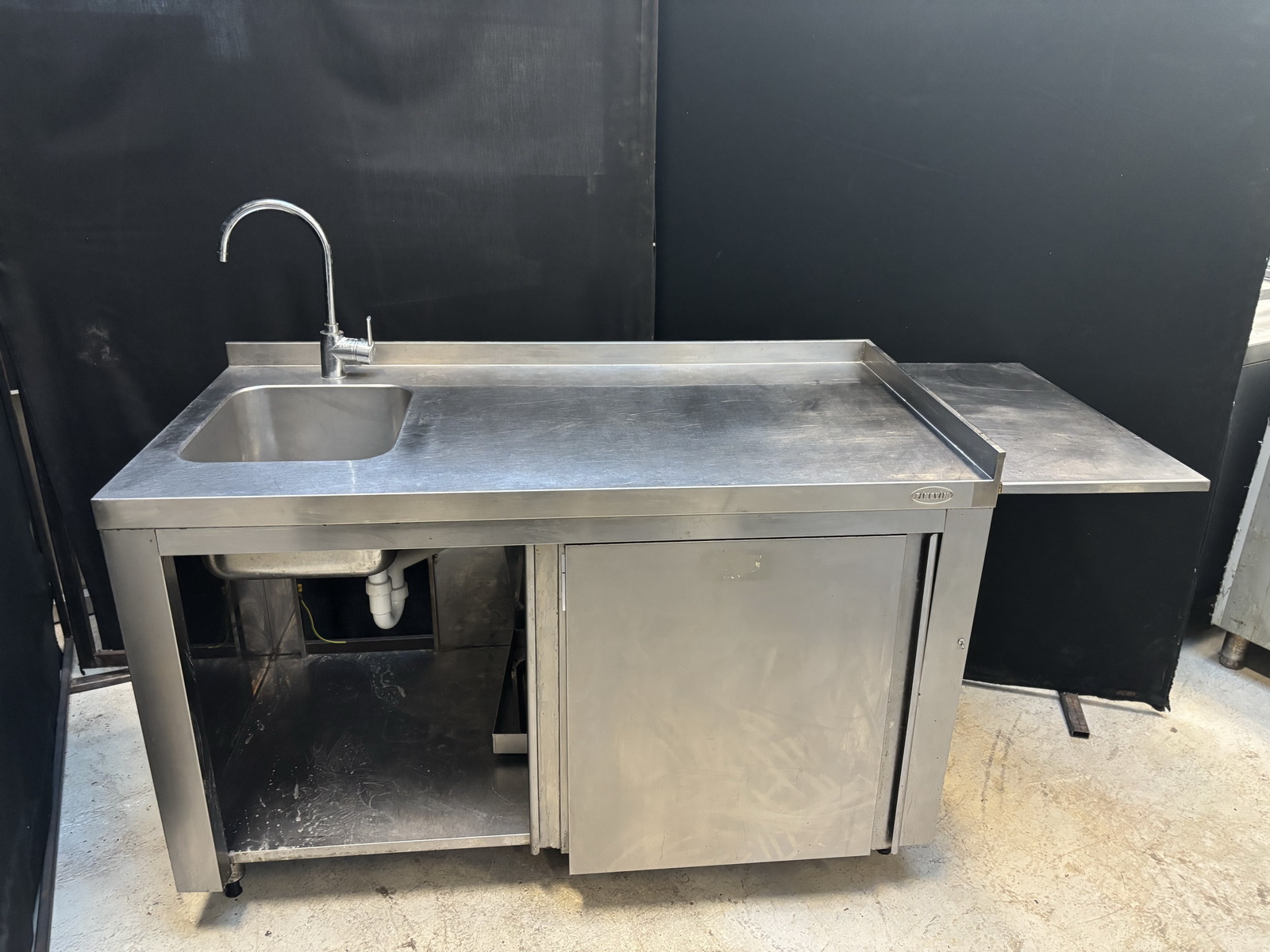 Rozsdamentes pult mosogatóval 2