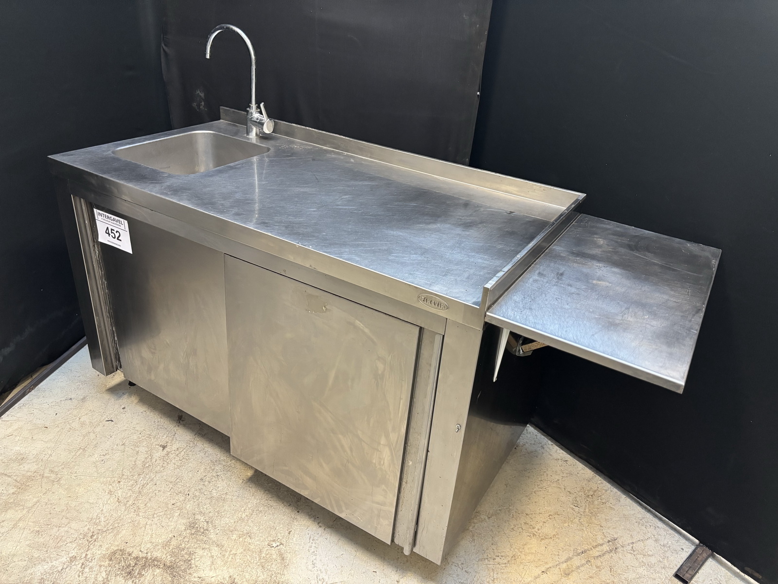 Rozsdamentes pult mosogatóval 3