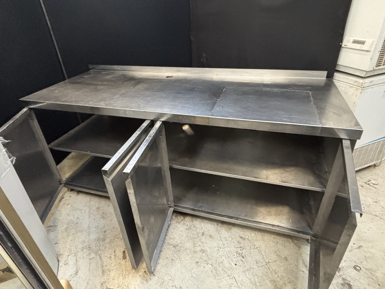 Rozsdamentes pult ajtókkal 2