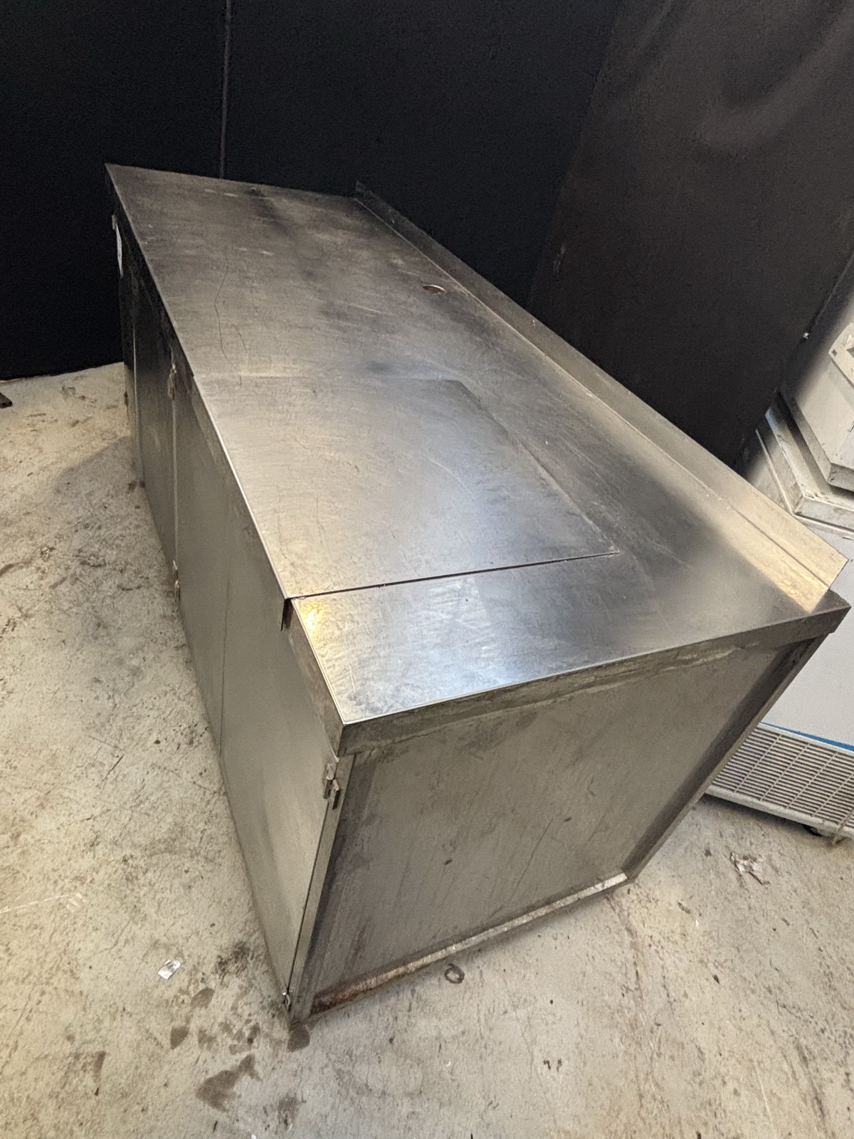 Rozsdamentes pult ajtókkal 4