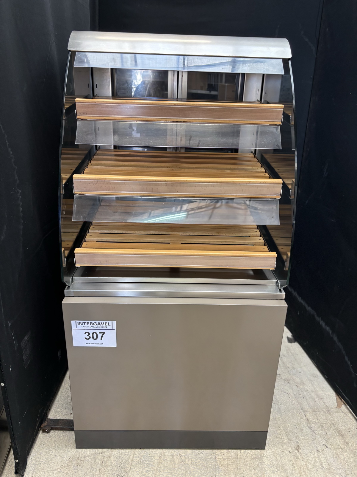 Pékáru kínáló 1