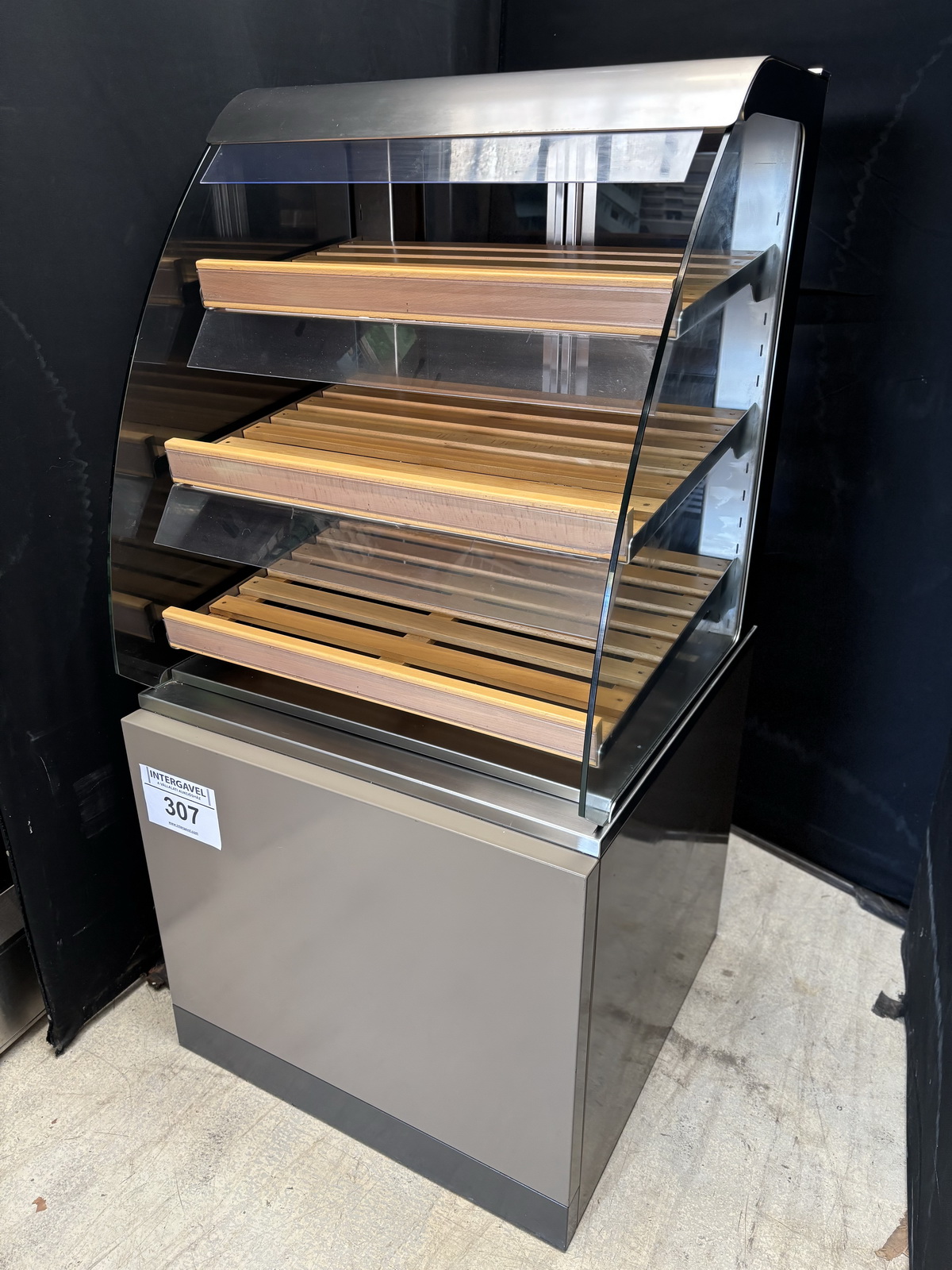 Pékáru kínáló 2