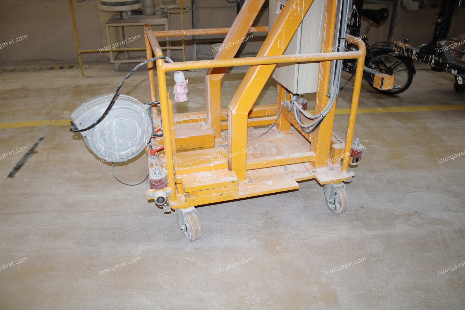 Emelő berendezés 12