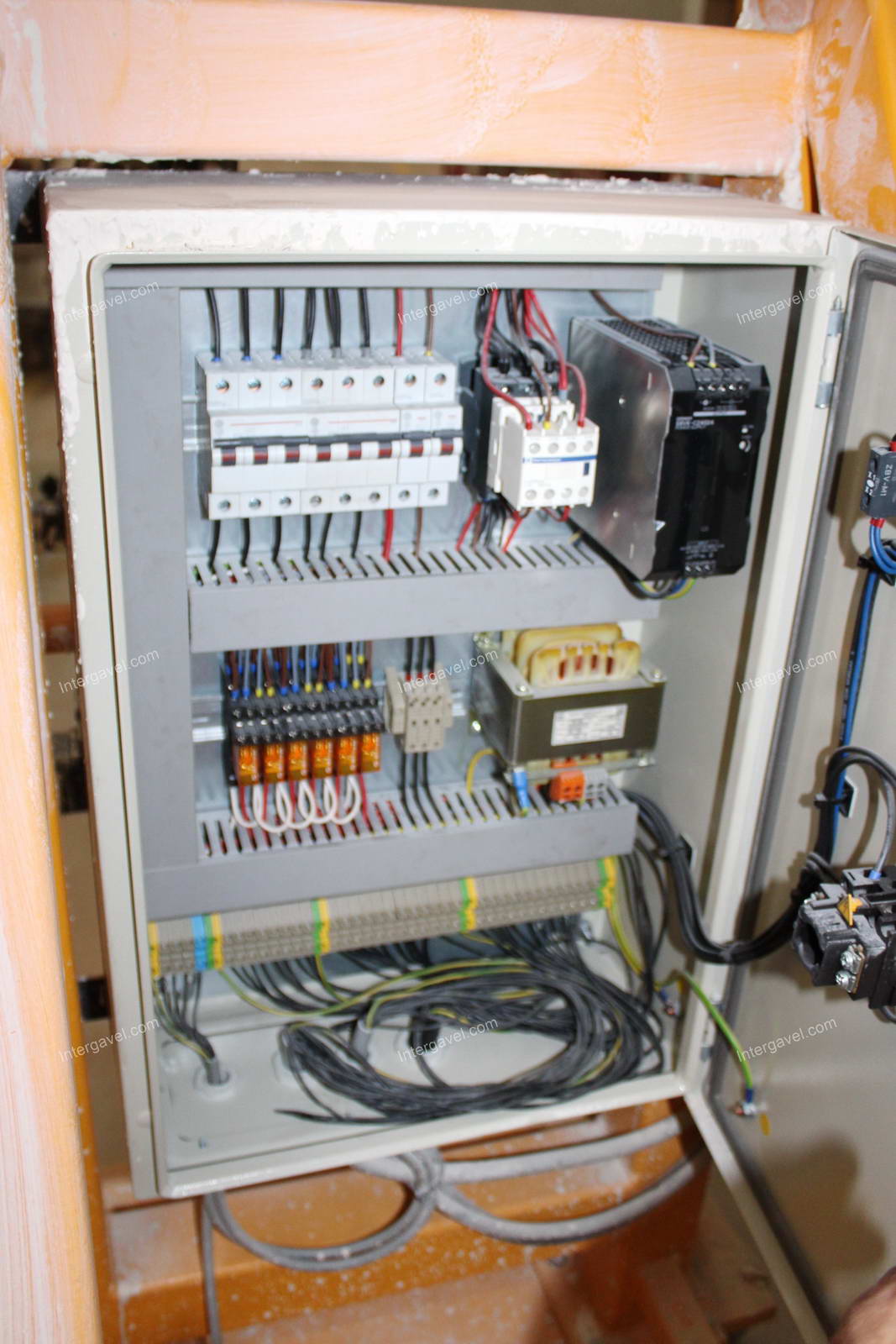 Emelő berendezés 14