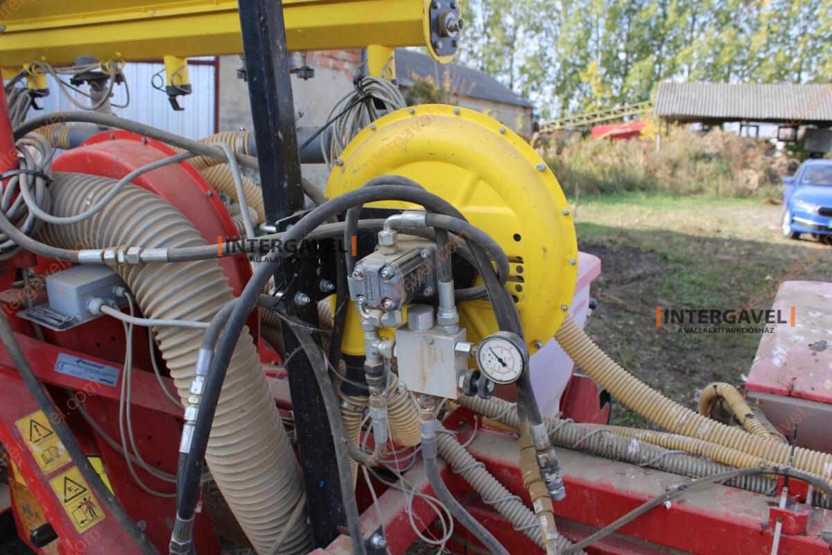 Szemenkénti vetőgép - Kverneland 8