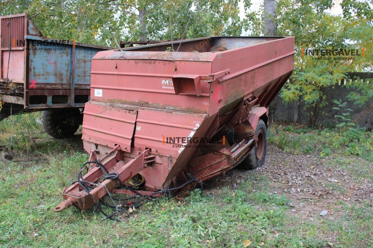 Takarmánykeverő, kiosztókocsi