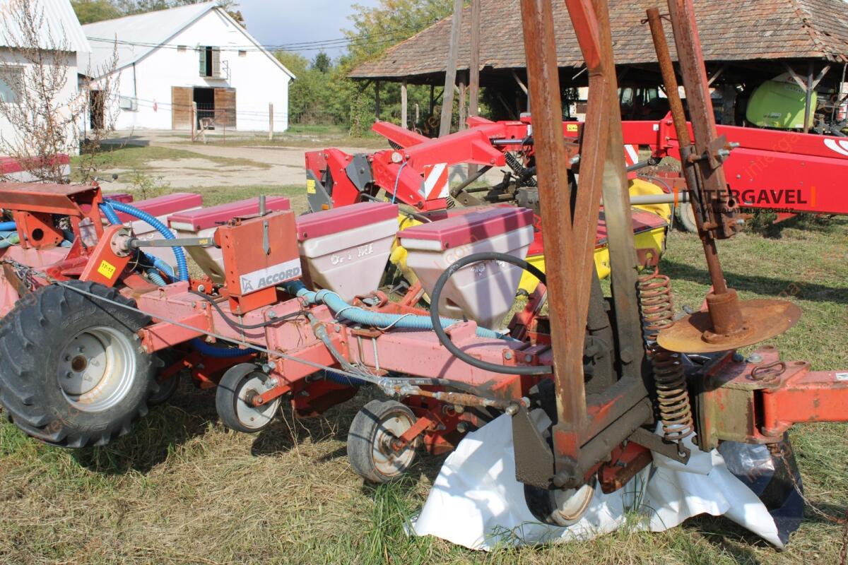 Szemenkénti vetőgép - Kverneland 8