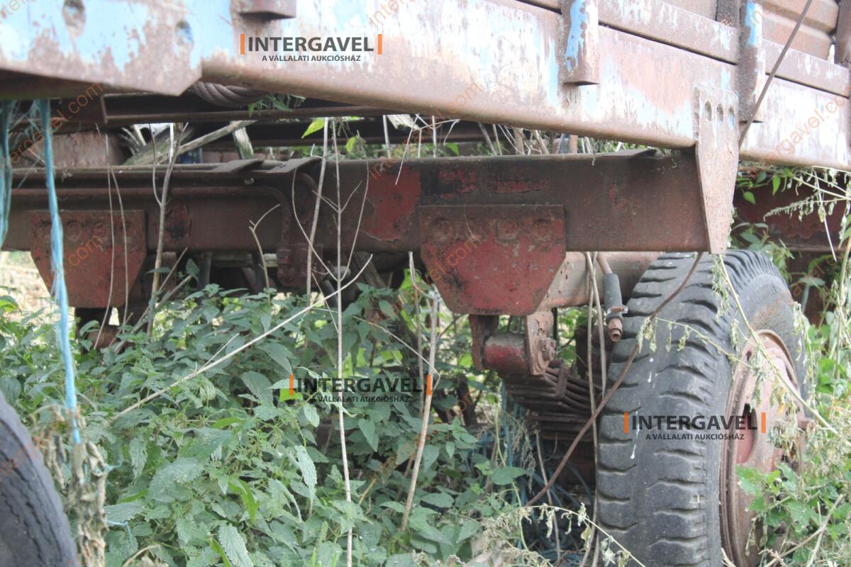 Trágyaszóró pótkocsi 9