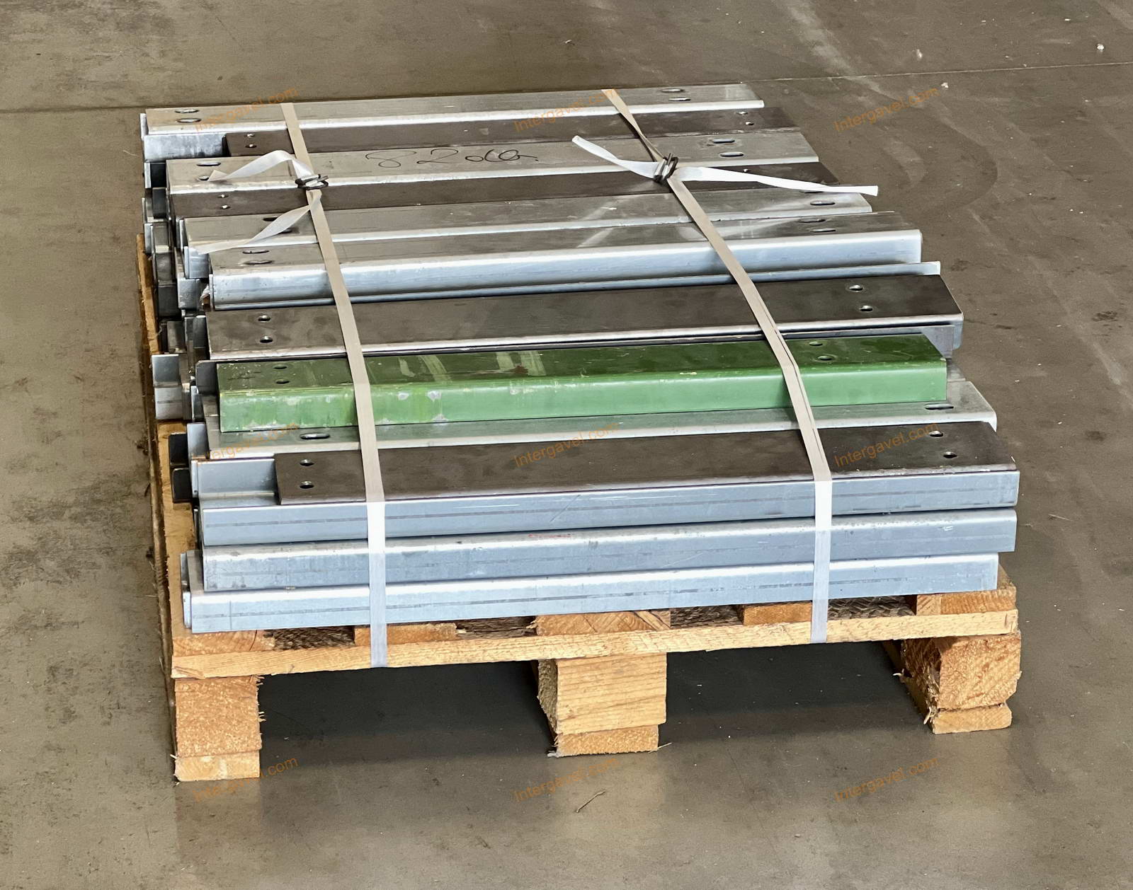 Oszlopra szerelhető oszlopvédő 5