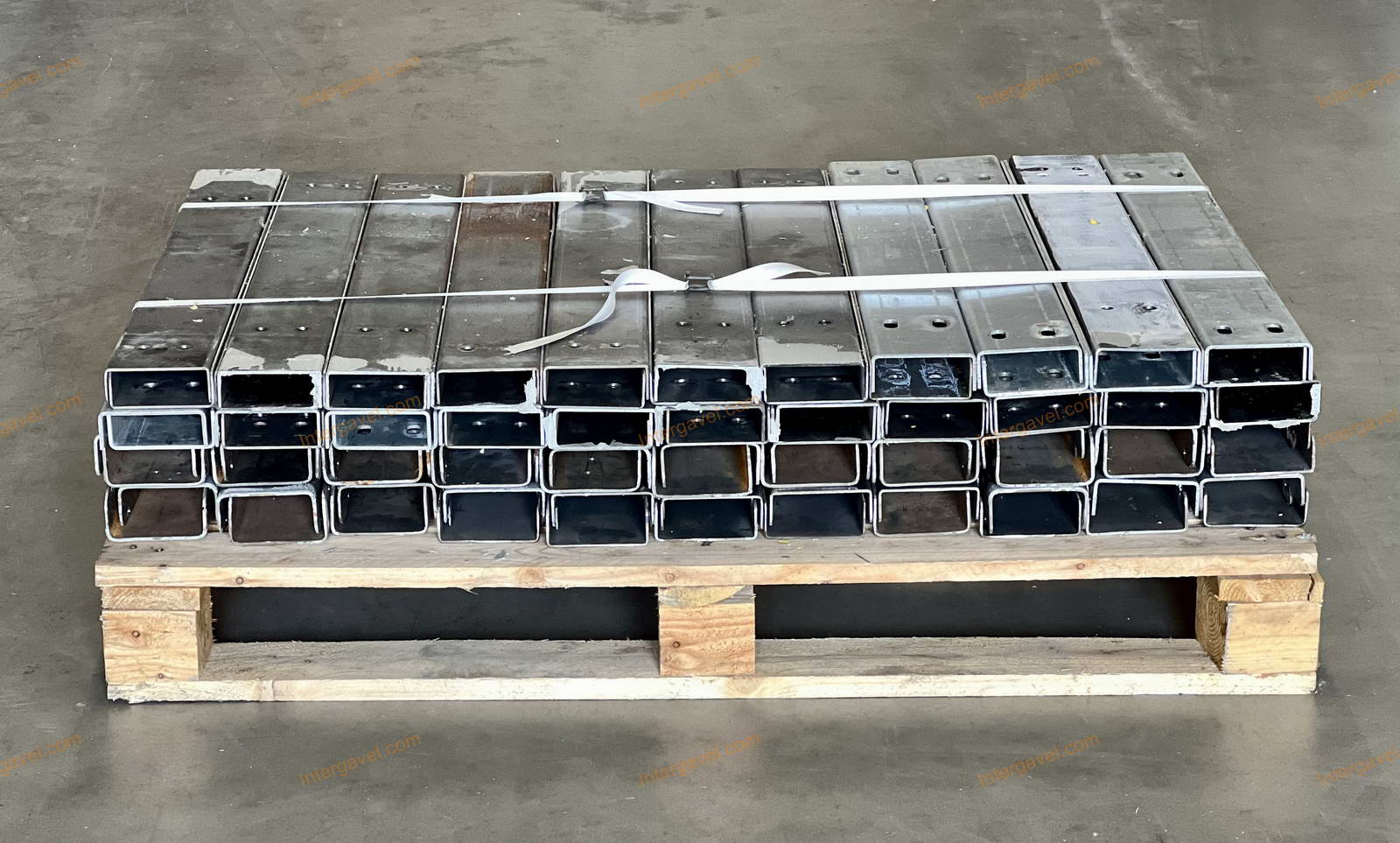 Oszlopra szerelhető oszlopvédő 6