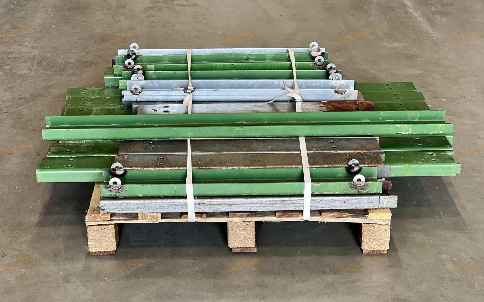 Oszlopra szerelhető oszlopvédő 7