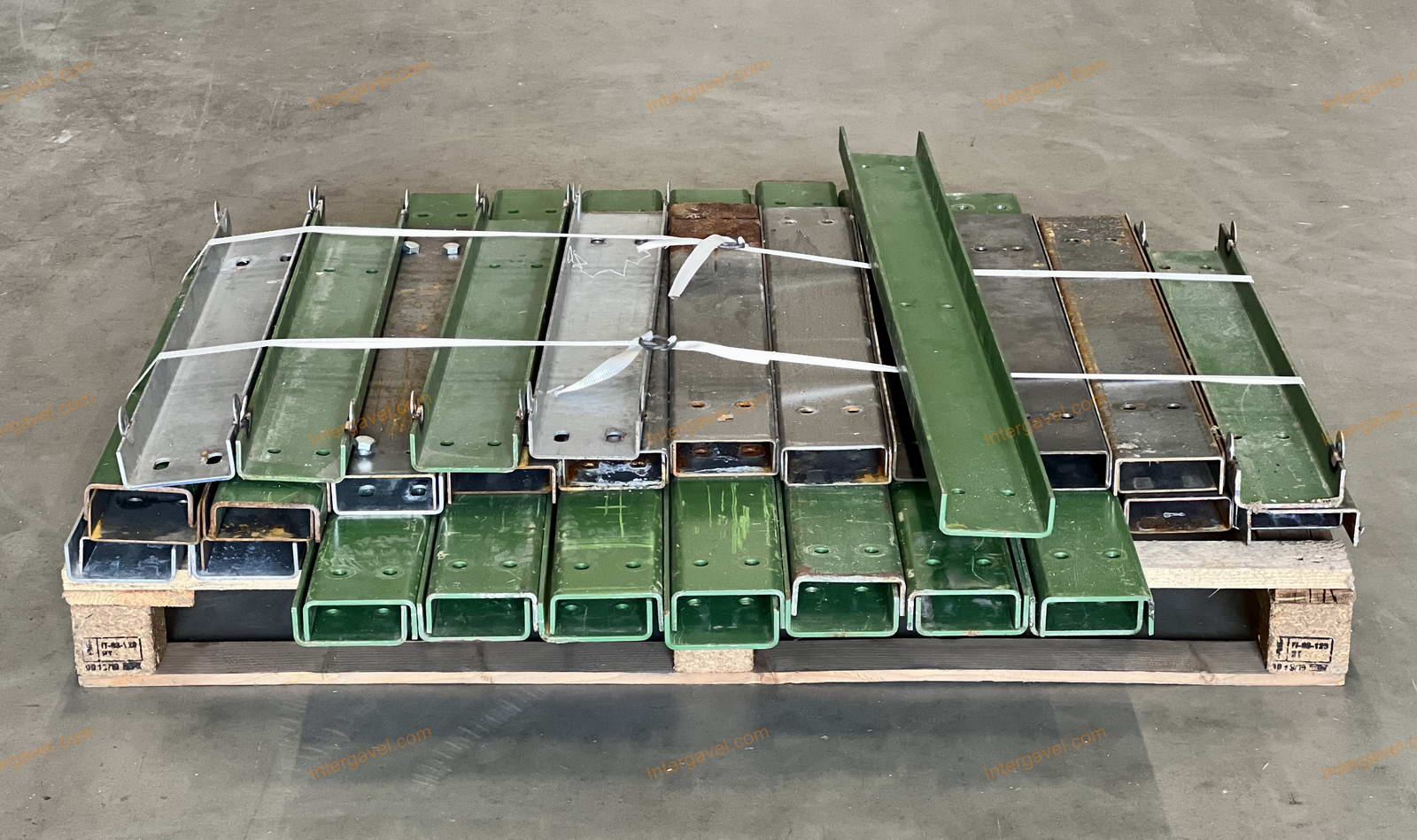 Oszlopra szerelhető oszlopvédő 8