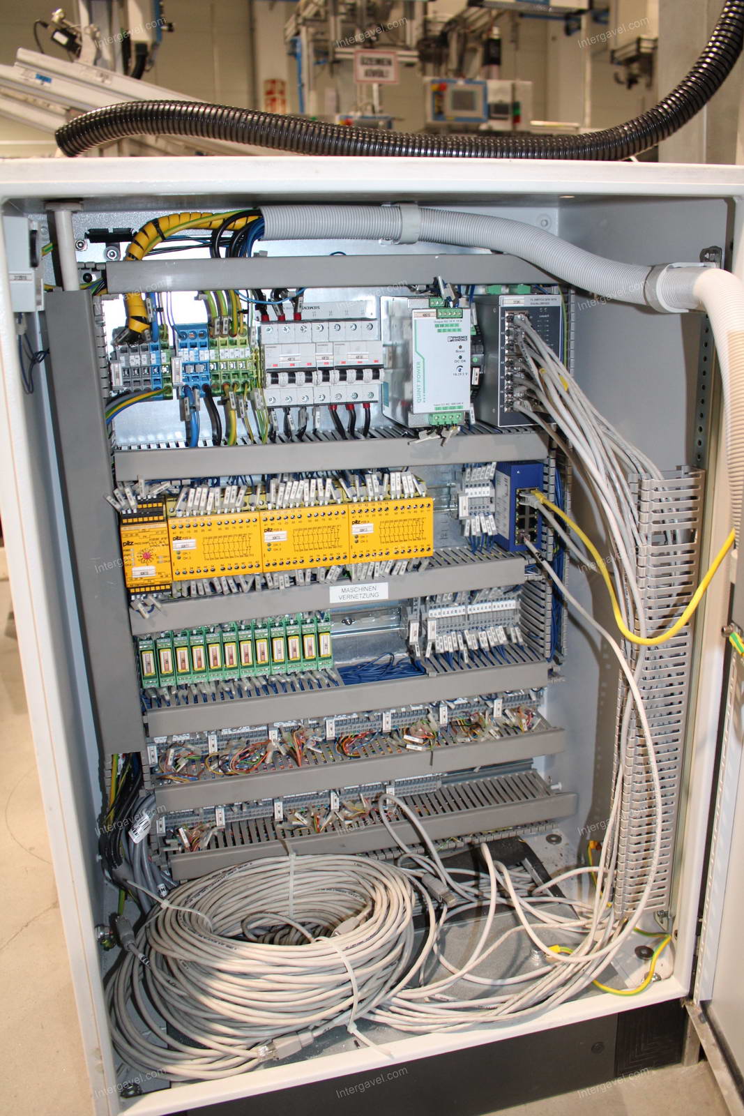 Energiacsatorna és villamos szekrény 8