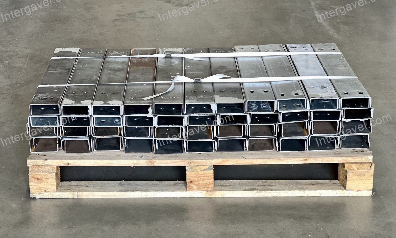 Oszlopra szerelhető oszlopvédő 7