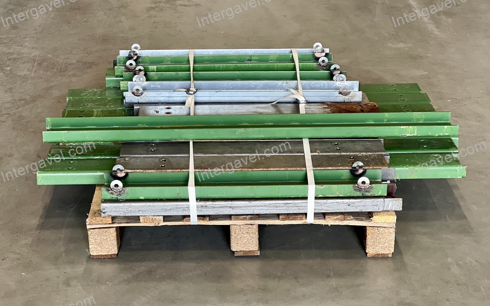 Oszlopra szerelhető oszlopvédő 8