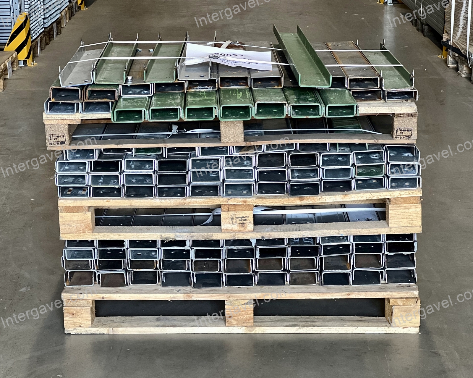 Oszlopra szerelhető oszlopvédő 11