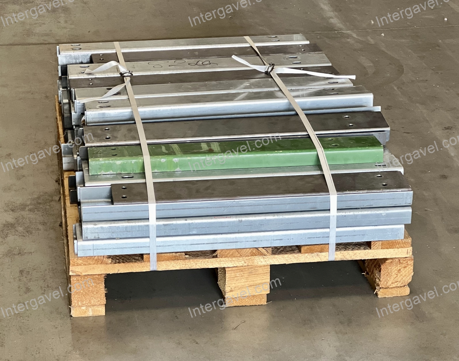 Oszlopra szerelhető oszlopvédő 5