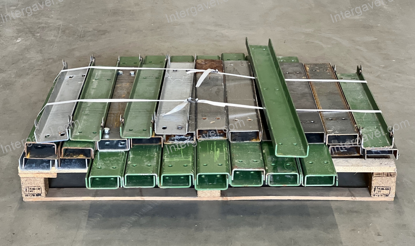 Oszlopra szerelhető oszlopvédő 9